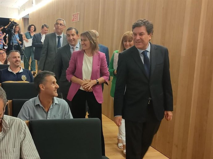 El consejero de Hacienda y portavoz de la Junta de Castilla y León, Carlos Fernández Carriedo, a su llegada a la Delegación Territorial en Salamanca.