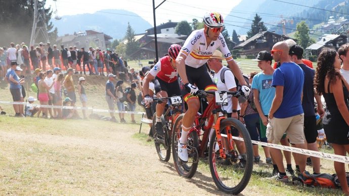 David Valero disputando una prueba con la selección española de ciclismo BTT.