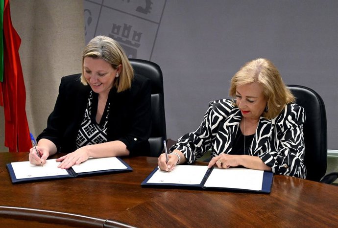 La presidenta de la Unión de Asociaciones de Ayuda al Pueblo Saharaui de Castilla y León, María de los Ángeles Giménez, durante la firma del convenio junto a la consejera de Familia e Igualdad de Oportunidades, Isabel Blanco.