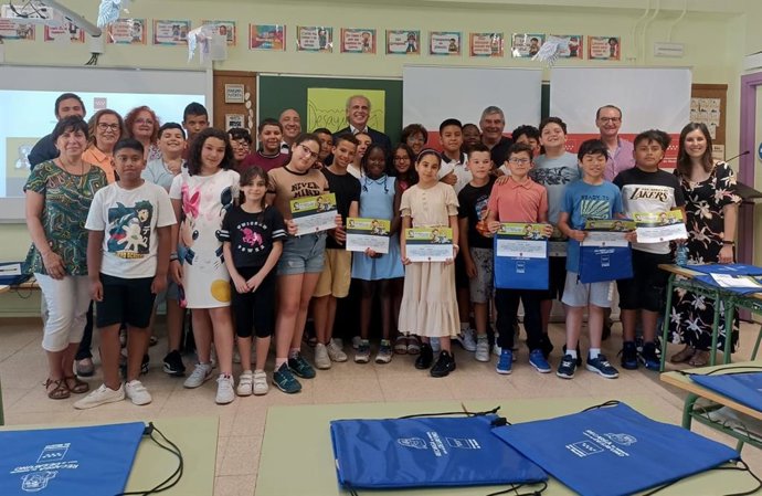 El consejero de Sanidad, Enrique Ruiz Escudero, junto a los ganadores del concurso del Desayunos Saludables e Higiene Bucodental de la Comunidad