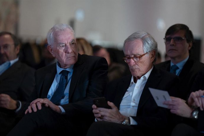 Archivo - El candidato de ERC a la Alcaldía de Barcelona, Ernest Maragall (i), y el exalcalde de Barcelona y candidato de Junts a la alcaldía, Xavier Trias (d), durante la presentación del proyecto PRO BCN 2023 en el edificio histórico de Llotja de Mar 