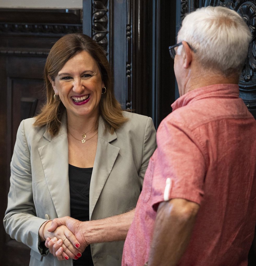 La ganadora de las elecciones municipales del 28M en Valncia y próxima alcaldesa de la ciudad, María José Catalá, y el primer edil en funciones y cabeza de lista de Compromís, Joan Ribó, esta semana durante la reunión de traspaso de poderes.