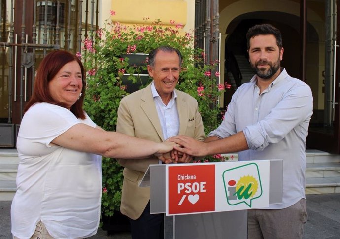 El alcalde en funciones, José María Román (PSOE), y el coordinador local de IU, Roberto Palmero, junto a la secretaria general del PSOE de Chiclana, Cándida Verdier, tras firmar un pacto de gobierno en Chiclana