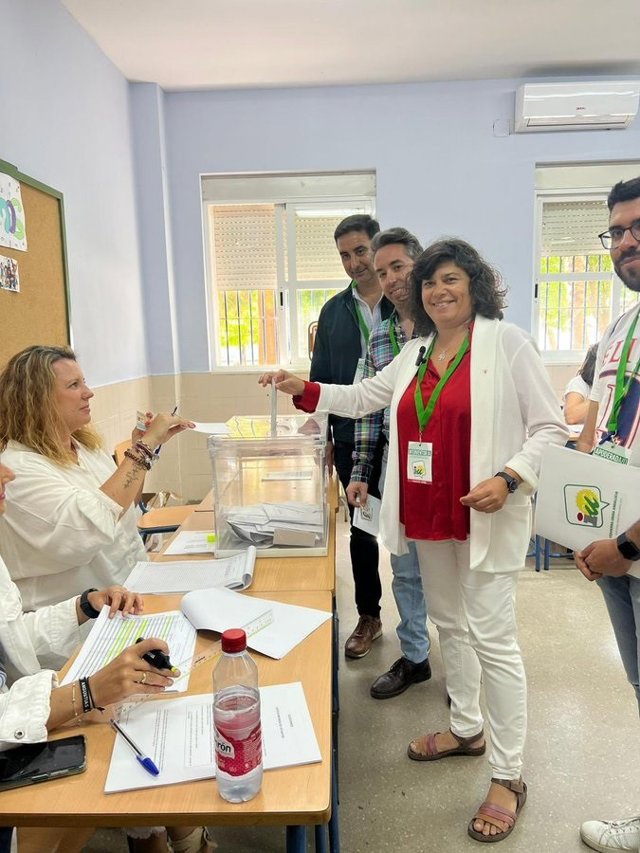 Los candidatos del PSOE y de IU en Sanlúcar de Barrameda, Víctor Mora y Carmen Álvarez, respectivamente, firman un acuerdo de gobierno que le da la Alcaldía a IU.