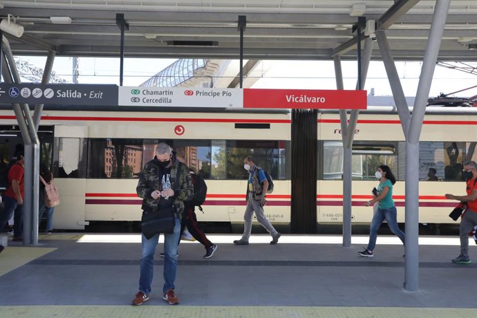 Archivo - Pasajeros en el andén de la estación de Cercanías de Vicálvaro en el distrito de Vicálvaro, Madrid