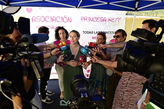 La presidenta del PP de Extremadura, María Guardiola, atiende a los medios.