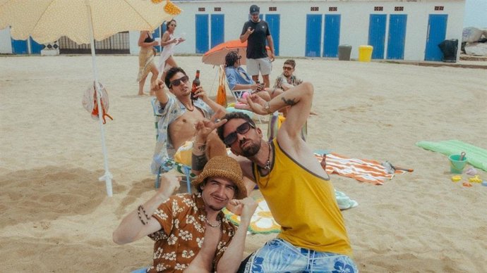 Los grupos Stay Homas y The Tyets en el videoclip de 'La Platja'