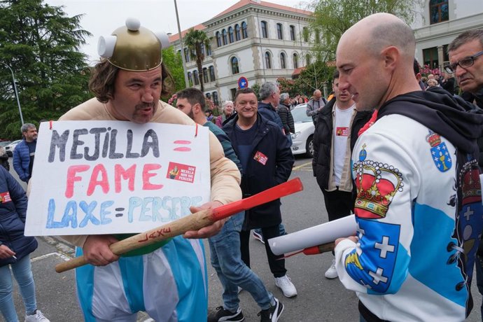 Archivo - Manifestantes durante la concentración en Defensa do Sector Percebeiro de Galicia e Contra as chapuzas políticas ao sector do mar, ante la sede de la Xunta , a 14 de abril de 2023, en Santiago de Compostela, A Coruña, Galicia (España). La Fede