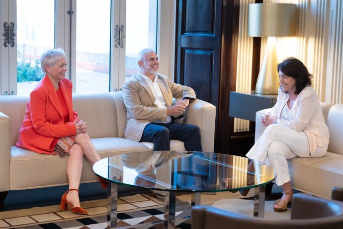La presidenta del Parlament, Anna Erra, amb el líder de Cs a la cambra, Carlos Carrizosa, i la portaveu parlamentria, Anna Grau