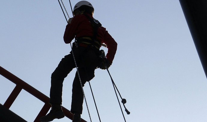 Archivo - Trabajador en unas obras de Construcción