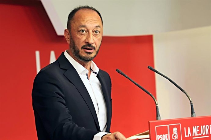 El vicepresidente del Congreso y secretario de Política Municipal del PSOE, Alfonso Rodríguez Gómez de Celis en una rueda de prensa en Ferraz.