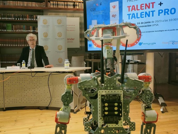 El vicerrector de Investigación e Innovación Educativa, Pedro Sangro Colón, en la presentación de los proyectos 'Talent' y 'Talent Pro'