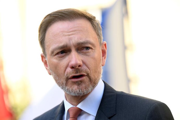 Archivo - 19 May 2022, North Rhine-Westphalia, Koenigswinter: Christian Lindner, German Finance Minister, speaks to the media before the meeting of the G7 Finance Ministers. Lindner said the German government will face a "wake-up call" on spending next 