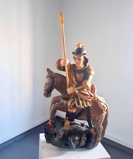 La escultura de San Jorge montado a caballo del siglo XVII regresa a Cáceres tras ser restaurada