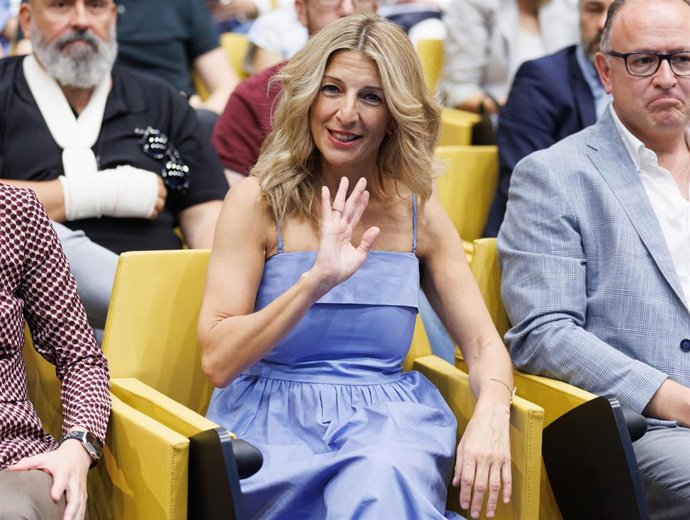 La vicepresidenta segunda del Gobierno y ministra de Trabajo y Economía Social, Yolanda Díaz, saluda a su llegada a la clausura del acto de presentación del Estudio de fundamentación para la Ley de Usos del tiempo y racionalización horaria.