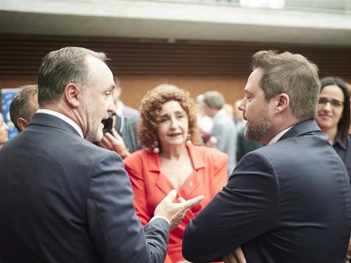 El presidente de UPN, Javier Esparza (i), habla con la parlamentaria Yolanda Ibáñez y con el alcalde de Tudela, Alejandro Toquero.