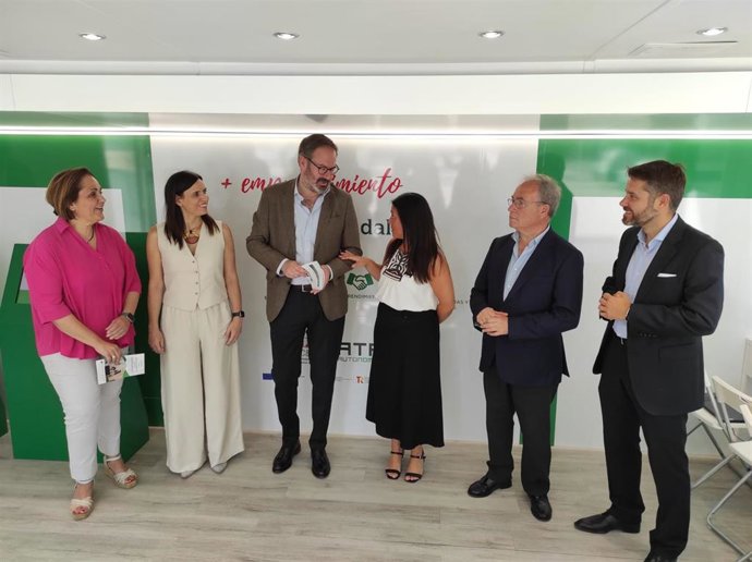 Autoridades en su visita al Autobús del Emprendedor.