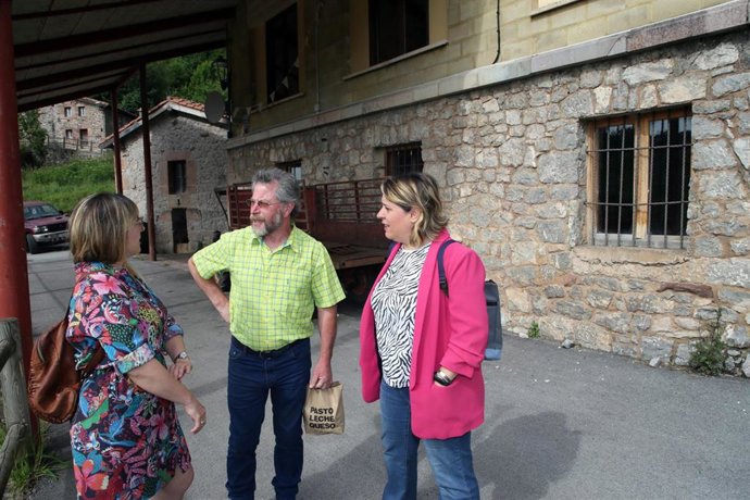 La Consejera De Empleo Y Políticas Sociales En Funciones, Eugenia Gómez De Diego, Visita Tresviso