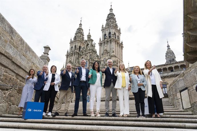 El presidente de la Xunta, Alfonso Rueda, junto a los cabezas de listas del PP al 23J por las provincias gallegas, entre ellos Miguel Tellado