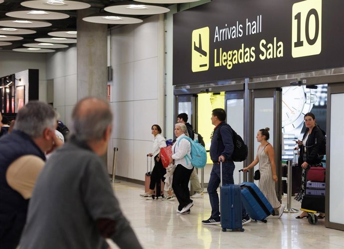 Archivo - Un grupo de personas a su salida de la puerta de llegadas de la terminal T4 del aeropuerto de Adolfo Suárez-Madrid Barajas, a 2 de mayo de 2023, en Madrid (España). 