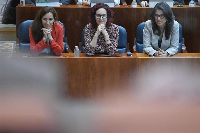 Archivo - (I-D) La portavoz de Más Madrid en la Asamblea de Madrid, Mónica García, y la diputada María Pastor, durante una sesión plenaria en la Asamblea de Madrid, a 23 de marzo de 2023, en Madrid (España). La Asamblea de Madrid acoge hoy el último Ple