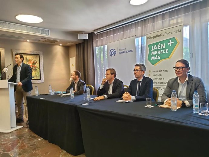 Agustín González interviene en la rueda de prensa junto a responsables del PP y Jaén Merece Más.