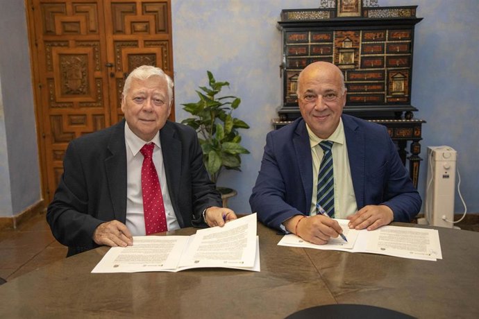 El presidente en funciones de la Diputación de Córdoba, Antonio Ruiz (dcha.), en la firma con la Real Academia de Ciencias, Bellas Letras y Nobles Artes.