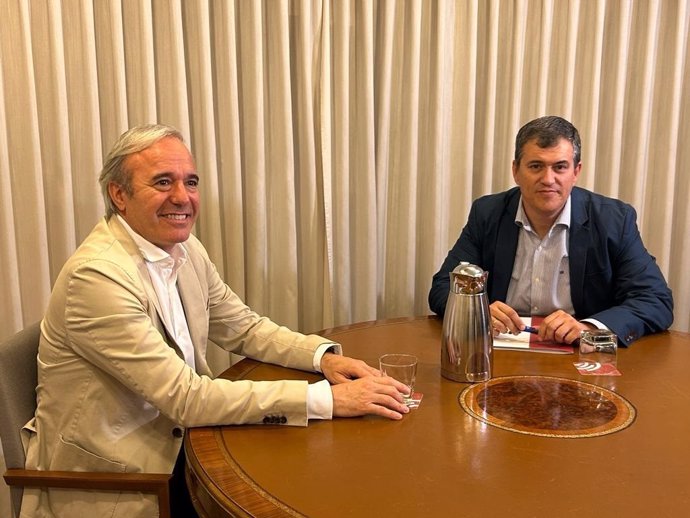 El presidente del PP Aragón, Jorge Azcón, y el presidente de CHA, Joaquín Palacín.