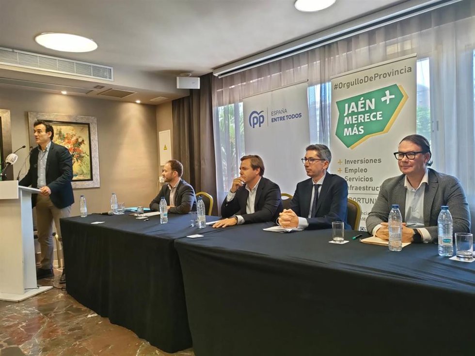 Agustín González interviene en la rueda de prensa junto a responsables del PP y Jaén Merece Más.