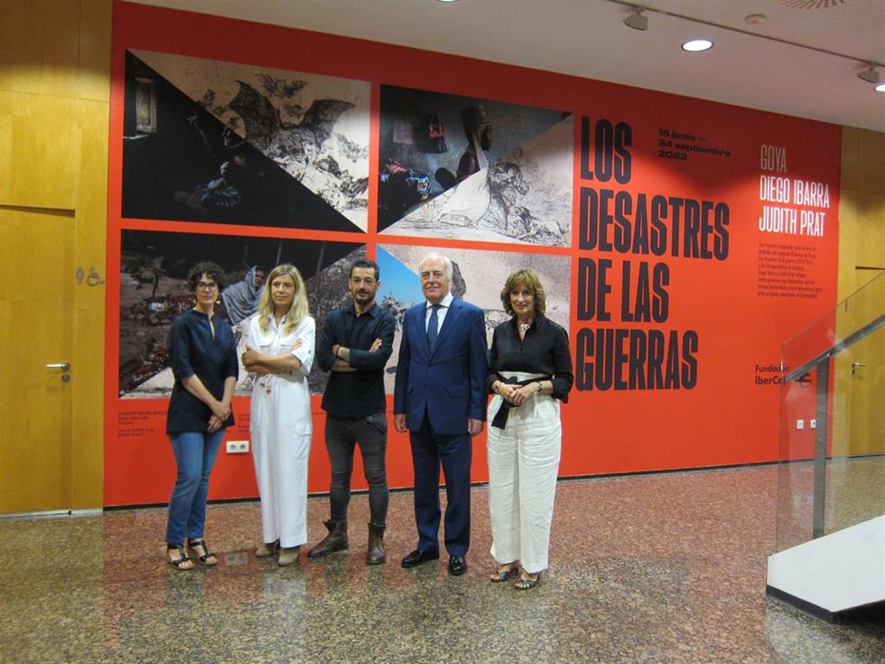 Pilar Irala, Judith Prat, Diego Ibarra, José Luis Rodrigo y Mayte Ciriza presentan la exposición 'Los Desastres de las Guerras', que se puede visitar en el Patio de la Infanta de Ibercaja.