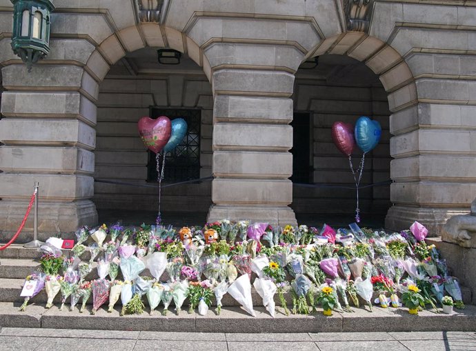 15 June 2023, United Kingdom, Nottingham: Flowers can be seen on the steps of Nottingham Council House after three people were killed and another three hurt in connected attacks. Photo: Peter Byrne/PA Wire/dpa