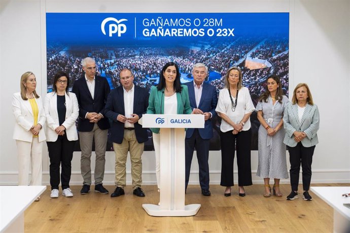 La secretaria xeral del PPdeG, Paula Prado, junto a los cabezas de listas del PP a las elecciones generales