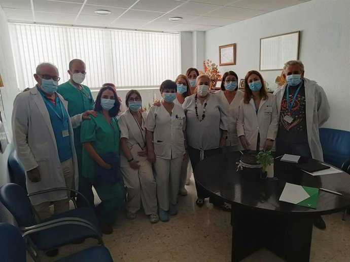 La delegada de Salud y Consumo de la Junta en Huelva, Manuela Caro, tras su reunión con diferentes categorías de profesionales y cargos intermedios en el Hospital de Riotinto.