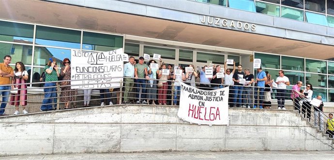 El personal de Justicia intensifica sus movilizaciones y llevará su protesta a los actos de la campaña electoral