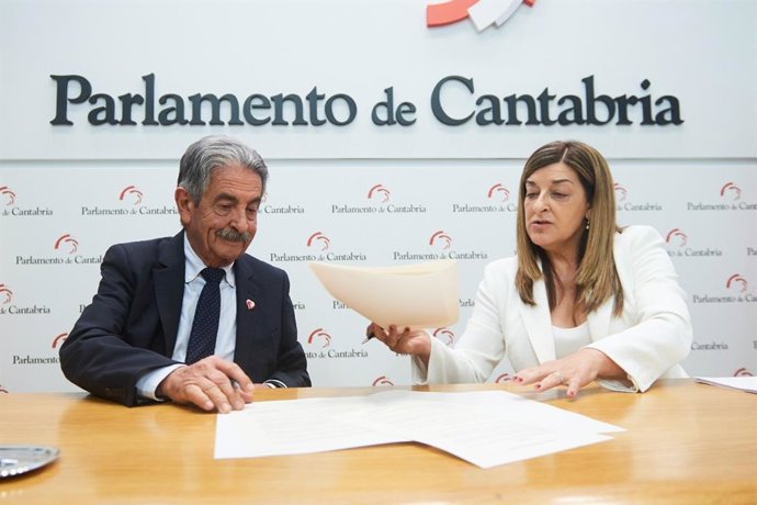 El secretario general del PRC, Miguel Ángel Revilla, y la presidenta del PP, María José Sáenz de Buruaga, firman el acuerdo que permitirá la investidura de ésta última como presidenta de Cantabria