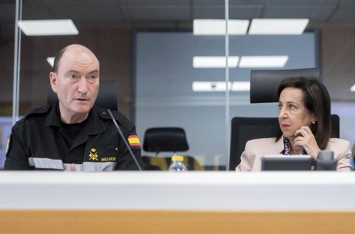 La ministra de Defensa, Margarita Robles, y el jefe y representante de la Unidad Militar de Emergencia UME, el General Luis Manuel Martínez Meijide, durante su visita a la Unidad Militar de Emergencias, en la Base Aérea de Torrejón, a 16 de junio de 202