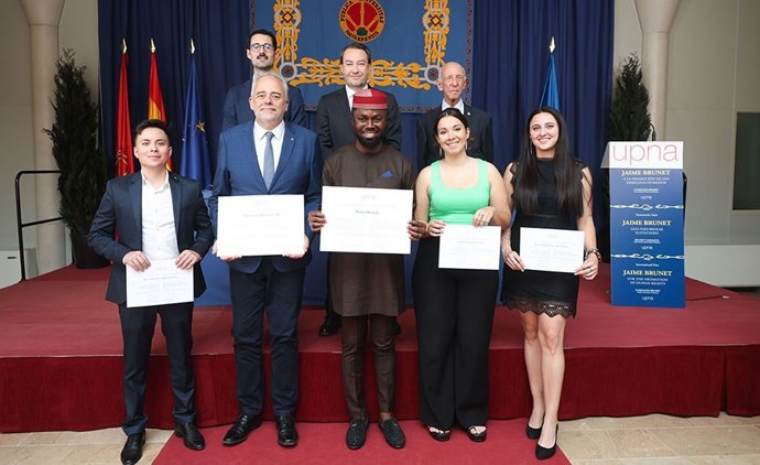 Los premiados con las autoridades.