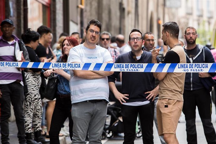 Un grupo de perdonas observa el estado en el que ha quedado un edificio de cinco plantas situado en la calle San Francisco de Teruel tras derrumbarse por completo, a 13 de junio de 2023, en Teruel, Aragón (España).