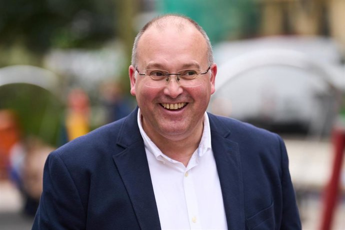 Archivo - El vicesecretario de Organización del Partido Popular, Miguel Tellado, durante una visita a Santander, en la Alameda de Oviedo, a 10 de marzo de 2023, en Santander, Cantabria (España). Antes del encuentro, Tellado ha dado un paseo por la ciuda