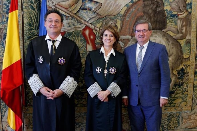 Dolores Delgado (c), junto al fiscal general del Estado (iz), durante su toma de posesión como fiscal de Sala de Memoria Democrática y Derechos Humanos.