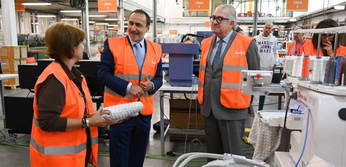 El director general de la Fundación Juan XXIII, Javier Arroyo, y el CEO de Endesa, José Bogas, en un momento de su recorrido a las instalaciones de la Fundación