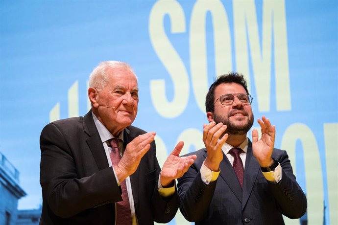 Archivo - El presidente de la Generalitat, Pere Aragons, y el candidato a alcalde de Barcelona por ERC, Ernest Maragall, en una conferencia sobre el futuro de Barcelona en el Auditori Axa, a 31 de enero de 2023, en Barcelona, Cataluña (España). 