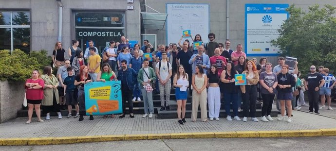 Protesta de profesores y alumnos en el CIFP Compostelan, en Santiago, contra la oferta de FP presentada por la Xunta para el próximo curso.