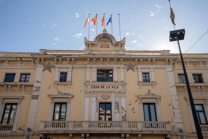 Archivo - Fachada del Ajuntament de L'Hospitalet de Llobregat, a 10 de noviembre de 2022, en Barcelona, Catalunya (España).