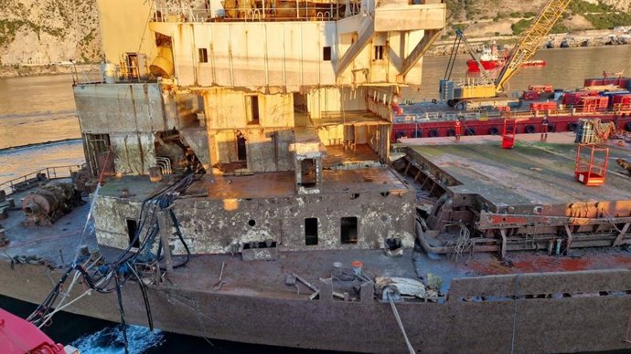 Restos del OS 35 sacados del mar.