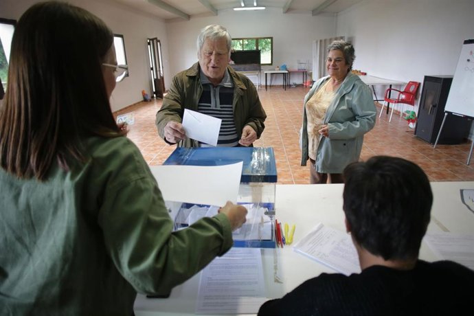 Varias personas ejercen su derecho a voto en la mesa electoral del local parroquial de Recelle, en una mesa que agrupa a varias aldeas del entorno, a 28 de mayo de 2023, en Portomarín, O Páramo, Lugo, Galicia (España). Hoy, 28M, se celebran en España el