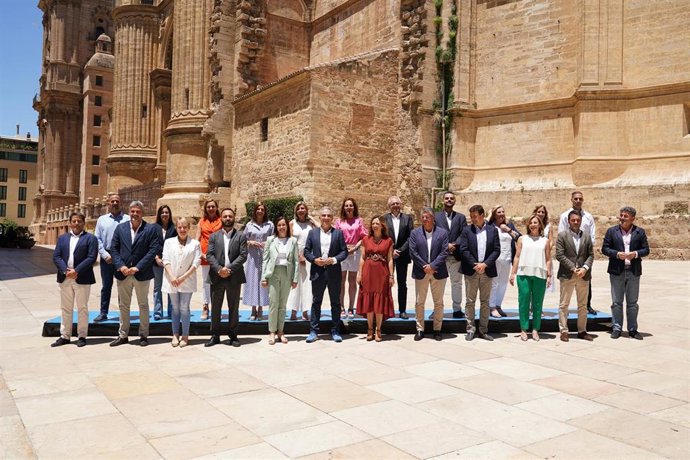 El coordinador general del PP y número uno de la candidatura del PP por Málaga al Congreso, Elías Bendodo   y la presidenta del PP de Málaga, Patricia Navarro  presiden la foto de la candidatura 'popular' de cara al 23 de julio.