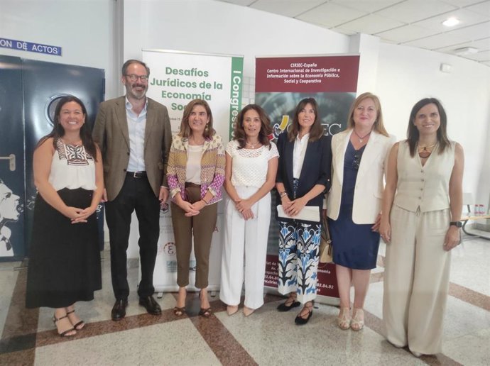 Rocío Blanco (3 izda.) y Adorazión Mozas (2 dcha.) con otras autoridades de la Junta y representantes de Ciriec-España.