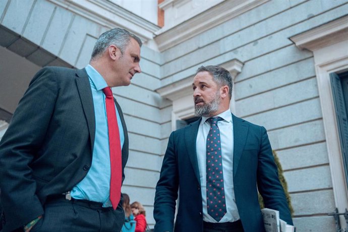 Archivo - El líder de Vox, Santiago Abascal (d), y el candidato de Vox a la Alcaldía de Madrid, Javier Ortega Smith (i), tras una sesión plenaria en el Congreso de los Diputados, a 25 de abril de 2023, en Madrid (España). El Pleno del Congreso debate un