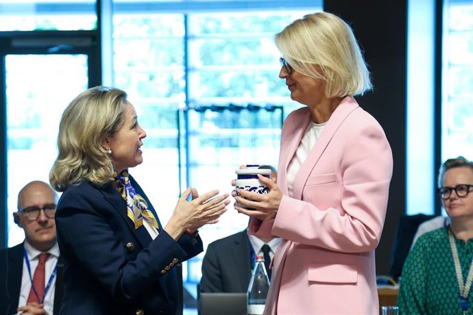 Entrega por parte de la vicepresidenta primera y ministra de Asuntos Económicos y Transformación Digital, Nadia Calviño, a la ministra de Finanzas sueca, Elisabeth Svantesson, de una bombonera de Sargadelos.